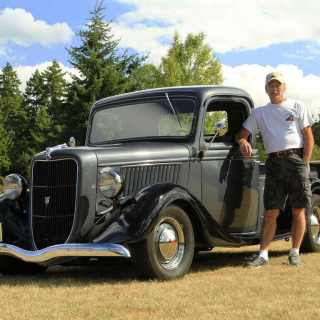 1936 Ford V8 Pick Me Up - Owners Denis and Sharon White